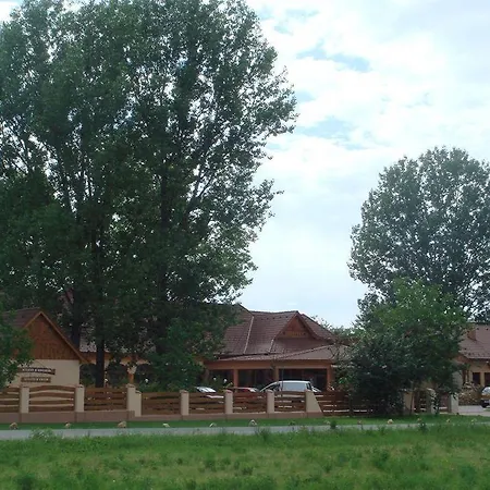 Hotel Platan Garden & Restaurant 3*