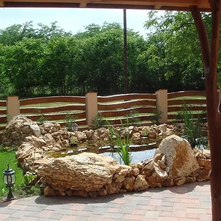 מלון Platan Garden & Restaurant