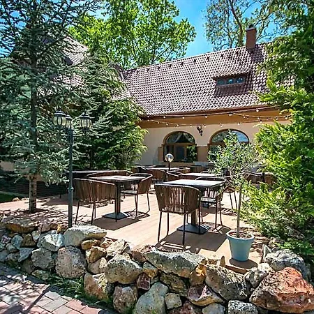 Отель Platan Garden & Restaurant Хайдусобосло