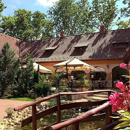 Platan Garden & Restaurant Отель Хайдусобосло