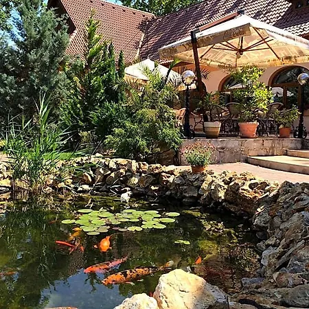 Platan Garden & Restaurant Отель Хайдусобосло