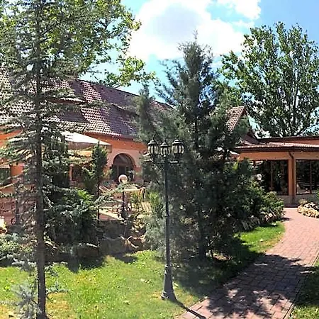 Отель Platan Garden & Restaurant Хайдусобосло