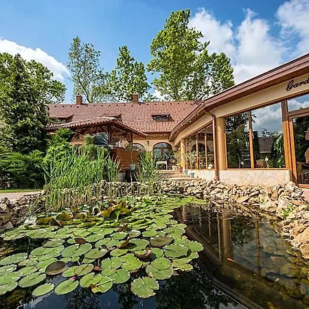 Отель Platan Garden & Restaurant