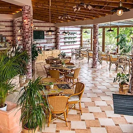 Отель Platan Garden & Restaurant