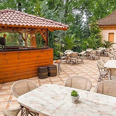 Отель Platan Garden & Restaurant Хайдусобосло