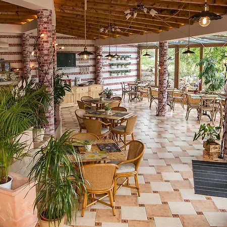 מלון Platan Garden & Restaurant