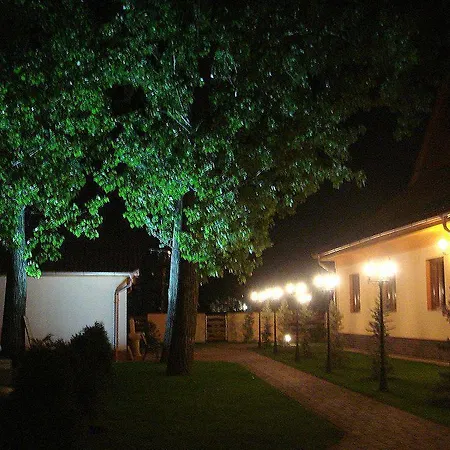 Platan Garden & Restaurant מלון 3*