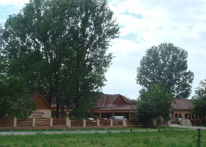 Отель Platan Garden & Restaurant 3*